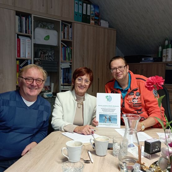 Bild enthält, Table, Plywood, Wood, Adult, Female, Person, Woman, Male, Man, Dining Table