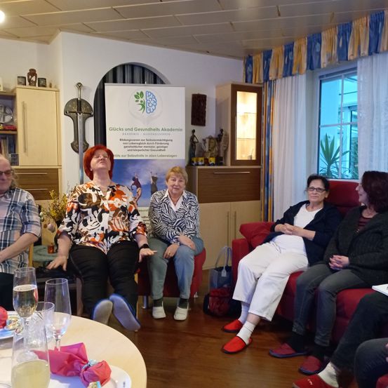 Bild enthält, Couch, Living Room, People, Person, Dining Table, Flooring, Dining Room, Adult, Female, Woman