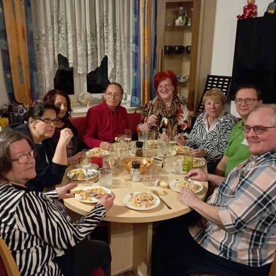 Bild enthält, Dining Room, Dining Table, Table, Adult, Female, Person, Woman, Restaurant, Screen, Monitor