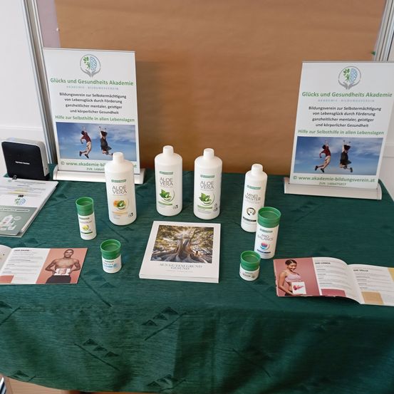 Bild enthält, Advertisement, Poster, Herbal, Herbs, Plant, Person, Face, Head