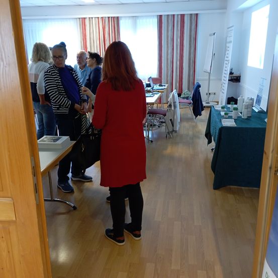 Bild enthält, Floor, Flooring, Plywood, Wood, Hardwood, Hospital, Interior Design, Adult, Person, Woman