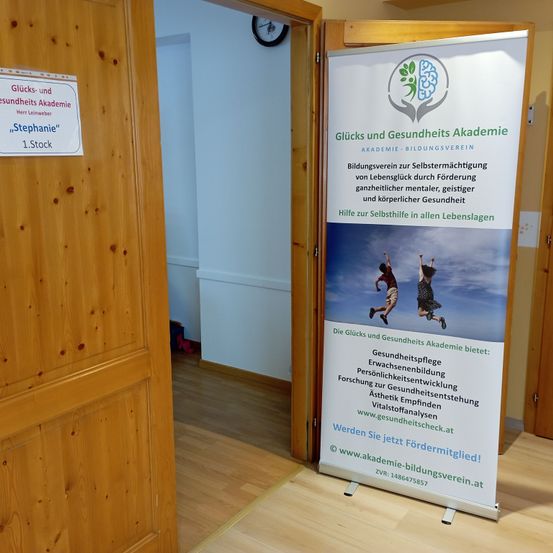 Bild enthält, Advertisement, Floor, Flooring, Poster, Wood, Indoors, Interior Design, Hardwood, Person, Door