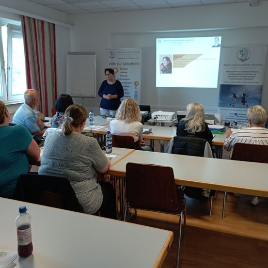 Bild enthält, People, Person, Adult, Female, Woman, Building, Classroom, School, Male, Man