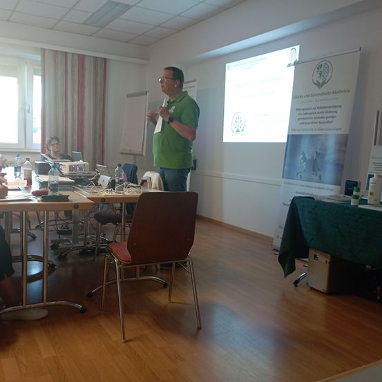 Bild enthält, Floor, Flooring, Wood, Plywood, Hardwood, People, Person, Chair, Dining Table, Man