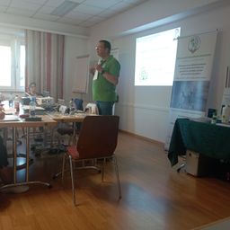 Bild enthält, Floor, Flooring, Wood, Plywood, Hardwood, People, Person, Chair, Dining Table, Man