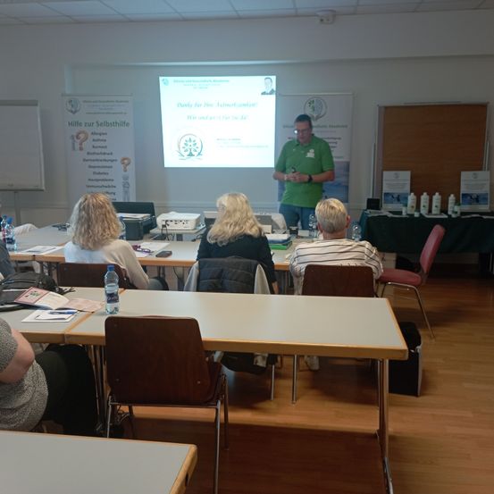 Bild enthält, People, Person, Adult, Female, Woman, Wood, School, Flooring, Classroom, Man