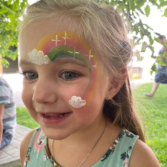 Bild enthält, Face, Head, Person, Photography, Portrait, Smile, Grass, Child, Female, Girl