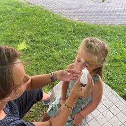 Bild enthält, Grass, Face, Head, Person, Child, Female, Girl, Wheel, Shaker, Backyard