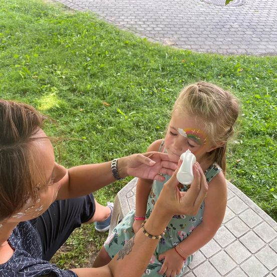 Bild enthält, Grass, Face, Head, Person, Child, Female, Girl, Wheel, Shaker, Backyard