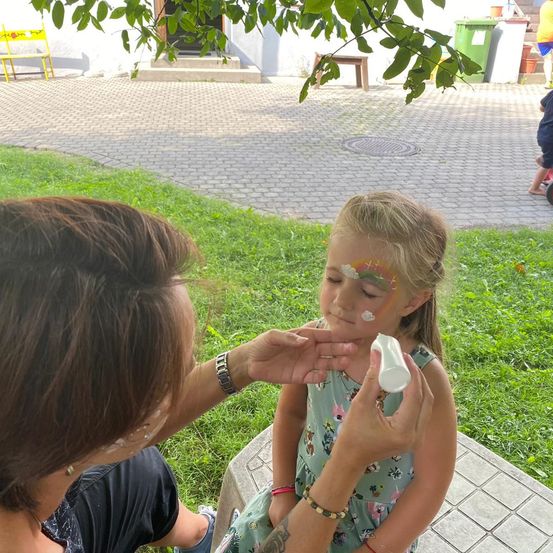 Bild enthält, Adult, Female, Person, Woman, Child, Girl, Boy, Male, Grass, Outdoors