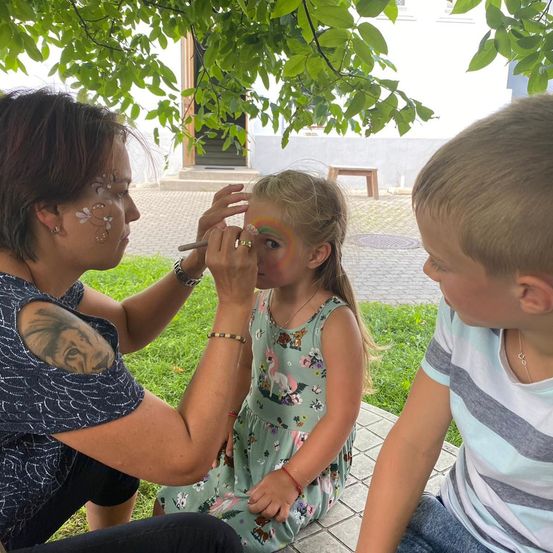 Bild enthält, Adult, Female, Person, Woman, Boy, Child, Male, Girl, Cosmetics, Head