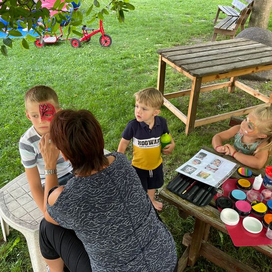 Bild enthält, Grass, Park, Backyard, People, Person, Adult, Female, Woman, Table, Portrait