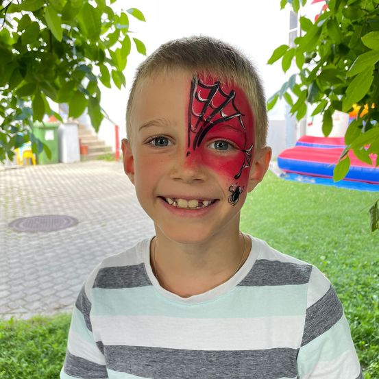 Bild enthält, Face, Head, Person, Photography, Portrait, Potted Plant, Leaf, Grass, T-Shirt, Tree