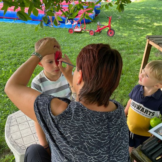 Bild enthält, Grass, Park, Photography, Portrait, Backyard, Summer, Sunglasses, Lawn, Glasses, Cutlery