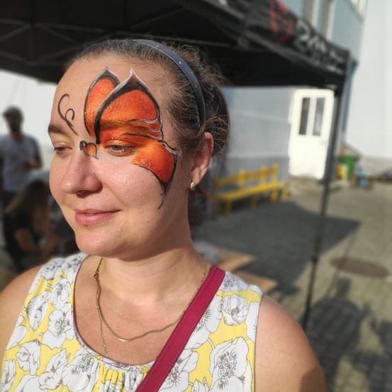 Bild enthält, Adult, Female, Person, Woman, Head, Face, Accessories, Jewelry, Necklace