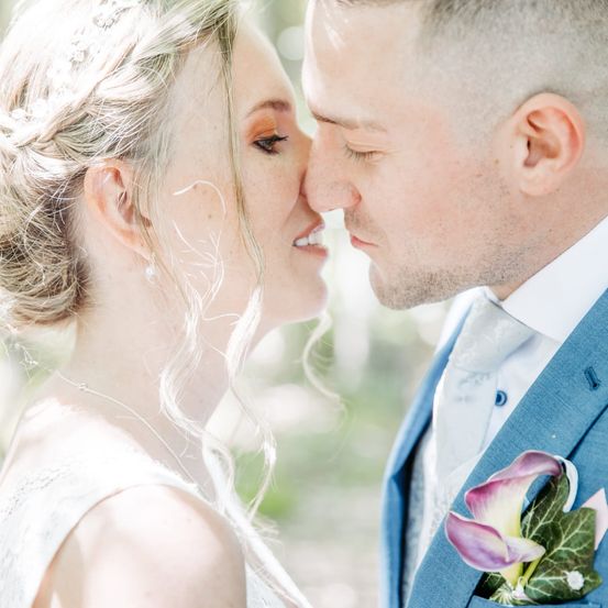 Bild enthält, Person, Photography, Portrait, Formal Wear, Suit, Dress, Wedding Gown, Adult, Bride, Woman