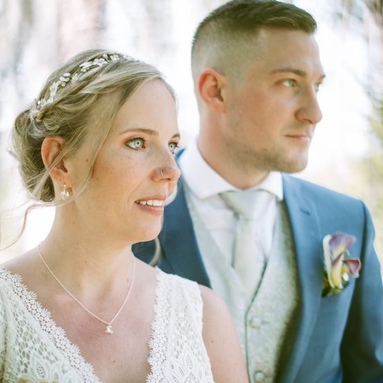 Bild enthält, Dress, Formal Wear, Gown, Wedding Gown, Photography, Portrait, Suit, Blazer, Necklace, Bridegroom