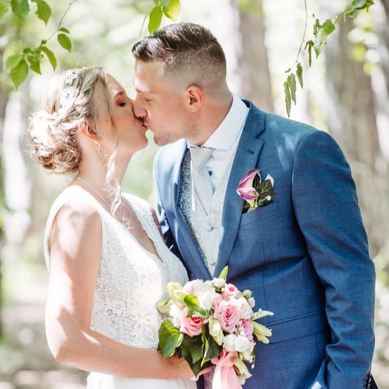 Bild enthält, Adult, Bridegroom, Person, Wedding, Bride, Female, Woman, Wedding Gown, Blazer, Flower Bouquet