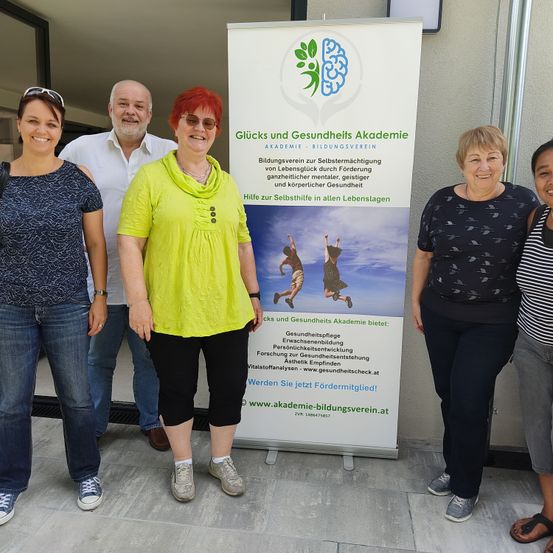 Bild enthält, Pants, Jeans, T-Shirt, Blouse, Person, Advertisement, Adult, Male, Man, Woman