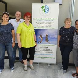 Bild enthält, Pants, Jeans, T-Shirt, Blouse, Person, Advertisement, Adult, Male, Man, Woman