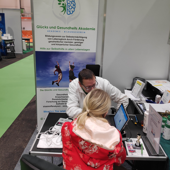 Bild enthält, Advertisement, Poster, Table, Person, Computer Hardware, Dress, Formal Wear, Desk, Screen, Shoe