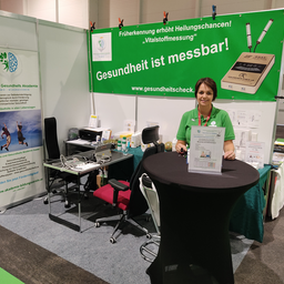 Bild enthält, Table, Adult, Female, Person, Woman, Chair, Desk, Crowd, Face, Speech