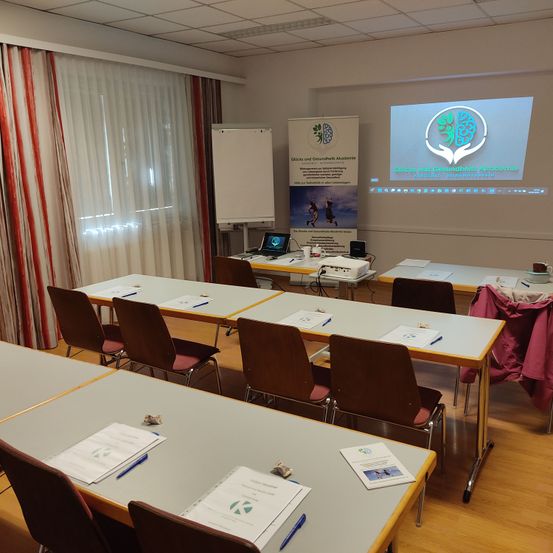 Bild enthält, People, Person, Crowd, Architecture, Building, Chair, Indoors, School, Audience, Classroom