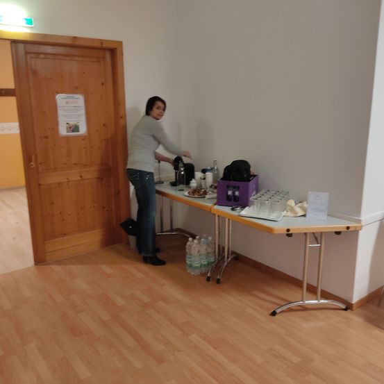 Bild enthält, Floor, Flooring, Plywood, Wood, Hardwood, Interior Design, Table, Adult, Man, Person