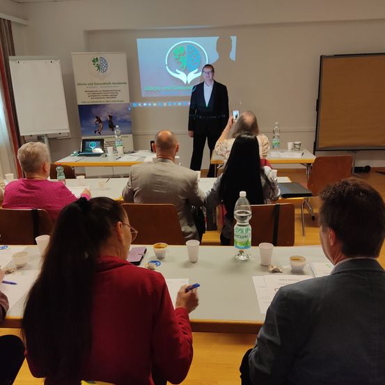 Bild enthält, People, Person, Crowd, Seminar, Adult, Female, Woman, Male, Man, Child