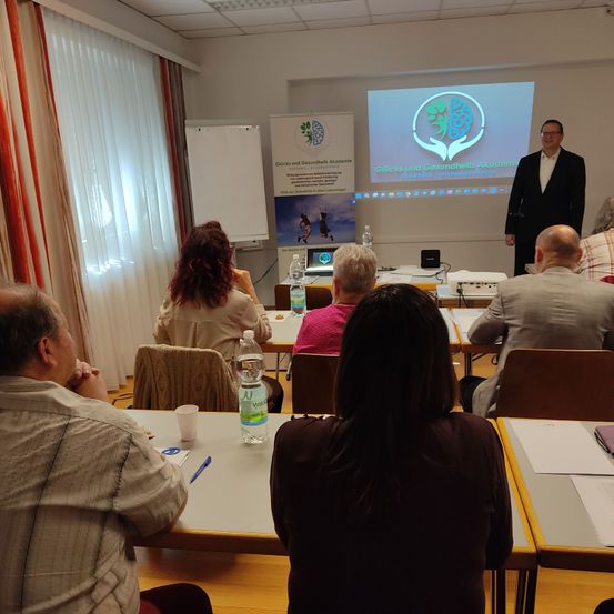 Bild enthält, People, Person, Crowd, Indoors, Seminar, Adult, Female, Woman, Male, Man