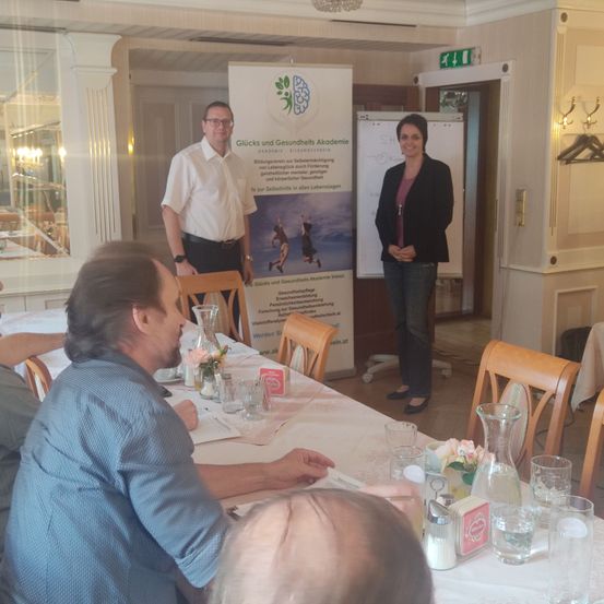 Bild enthält, Restaurant, Dining Table, Table, Plywood, Wood, Food Court, Linen, Dining Room, Man, Person