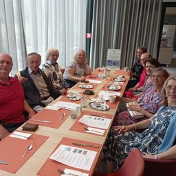 Bild enthält, Adult, Female, Person, Woman, People, Table, Male, Man, Indoors, Face