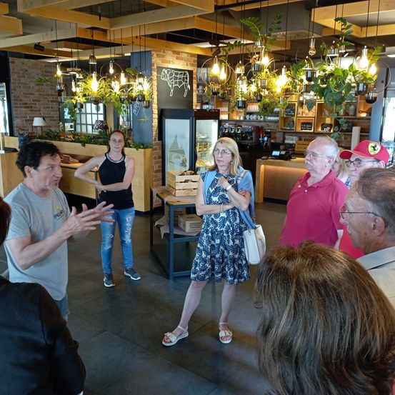 Bild enthält, Restaurant, Person, Adult, Female, Woman, Male, Man, Boy, Teen, Shoe