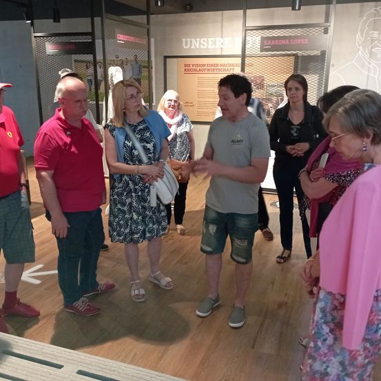 Bild enthält, Shorts, Floor, Flooring, Pants, Wood, Adult, Male, Man, Person, Plywood