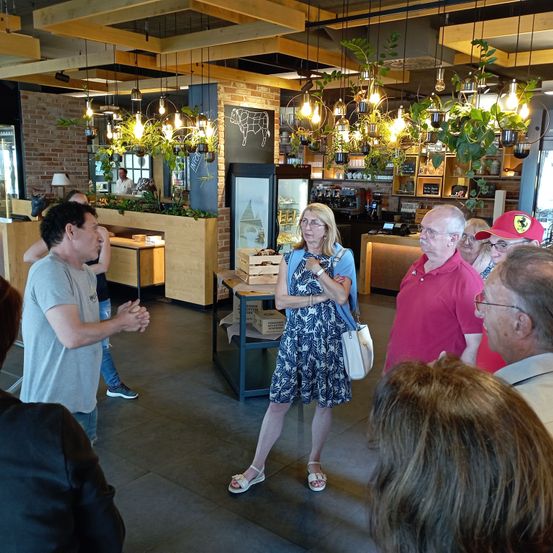 Bild enthält, Restaurant, Food Court, Cafeteria, Person, Adult, Female, Woman, Cafe, Male, Man