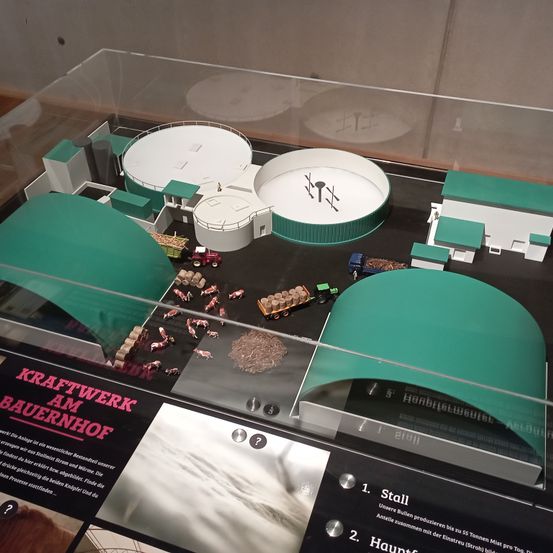 Bild enthält, Furniture, Table, Architecture, Building, Advertisement, Poster, Tabletop, Computer Hardware, Hardware, Person