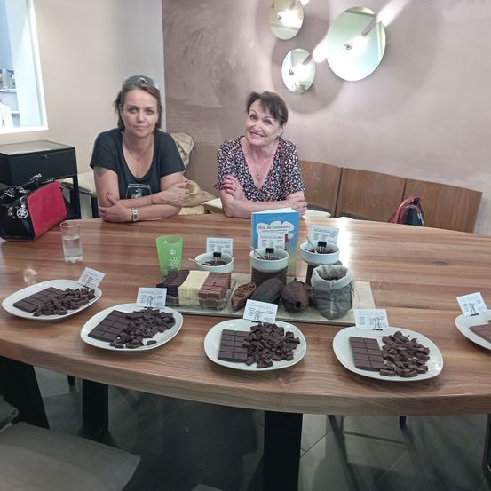 Bild enthält, Table, Dining Table, Dining Room, Tabletop, Wood, Restaurant, Adult, Female, Person, Woman