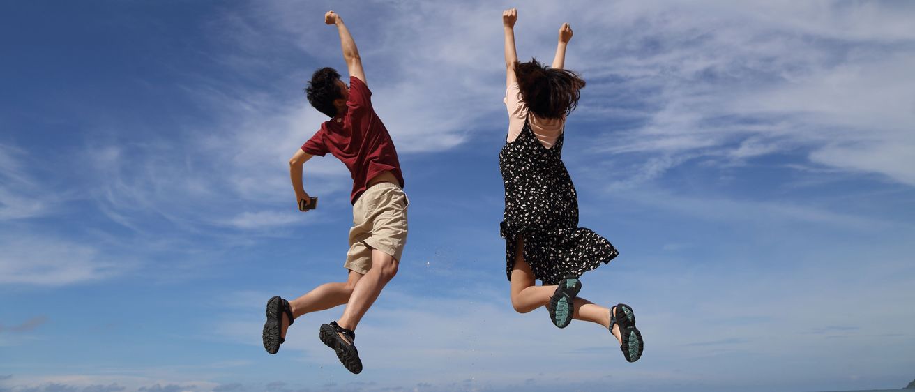 Bild enthält, Jumping, Person, Clothing, Footwear, Shoe, Shorts