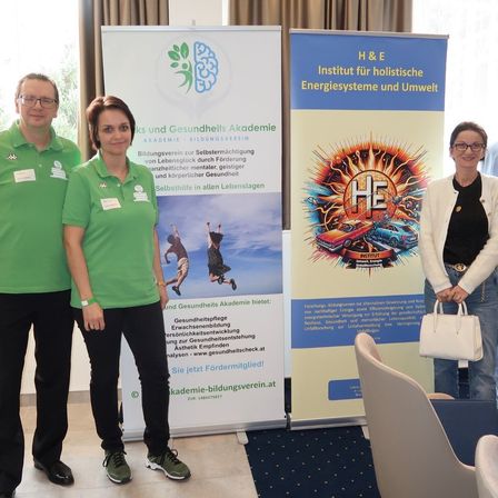 Bild enthält, Advertisement, Poster, Adult, Male, Man, Person, Glasses, Shoe, Coat, Handbag