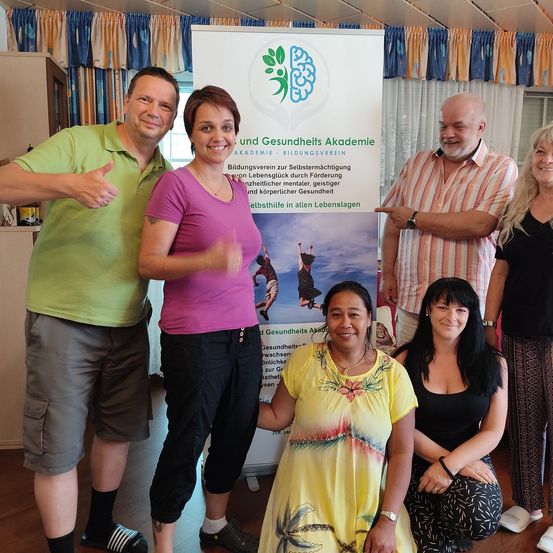 Bild enthält, Blouse, Person, Photography, Portrait, T-Shirt, Pants, People, Adult, Female, Woman