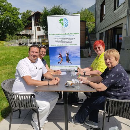 Bild enthält, Advertisement, Table, Adult, Female, Person, Woman, Dining Table, Male, Man, Sitting