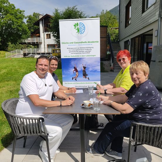 Bild enthält, Advertisement, Table, Adult, Female, Person, Woman, Dining Table, Male, Man, Sitting
