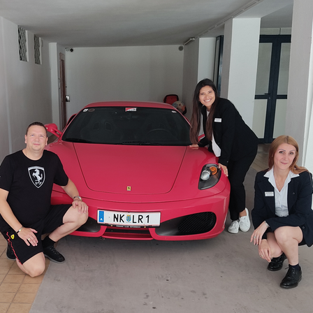 Bild enthält, Adult, Female, Person, Woman, Male, Man, Car, License Plate, Coat, Shoe