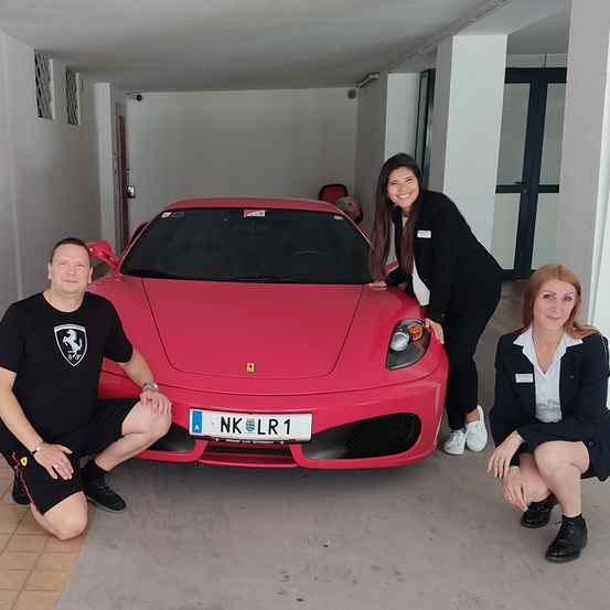 Bild enthält, Adult, Female, Person, Woman, Male, Man, Car, License Plate, Coat, Shoe