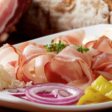 Bild enthält, Food, Meat, Pork, Food Presentation, Plate, Ham, Brunch, Dish, Meal, Platter