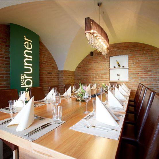 Bild enthält, Furniture, Table, Dining Table, Dining Room, Indoors, Tabletop, Restaurant, Cup, Interior Design, Chandelier