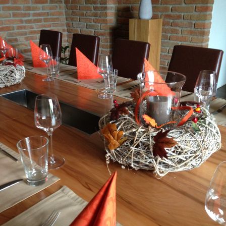 Bild enthält, Dining Room, Dining Table, Furniture, Table, Glass, Tabletop, Cutlery, Cup, Fork, Chair