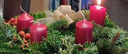 Ein Bild zeigt eine Grünpflanzengirlande mit vier brennenden roten Kerzen, mit dem Titel Adventliche Vorlesestunde. Das Event ist für Sonntag, 30. November 2025, um 15:30 Uhr geplant. Der Ort ist die Stubenber Bücherei. Öffnungszeiten sind ebenfalls angegeben.