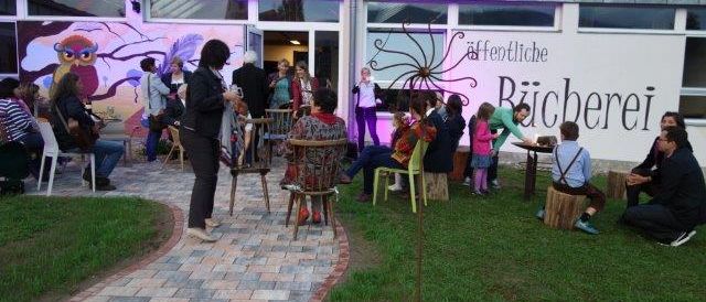 Bild enthält, Adult, Female, Person, Woman, People, Grass, Chair, Male, Man, Shoe