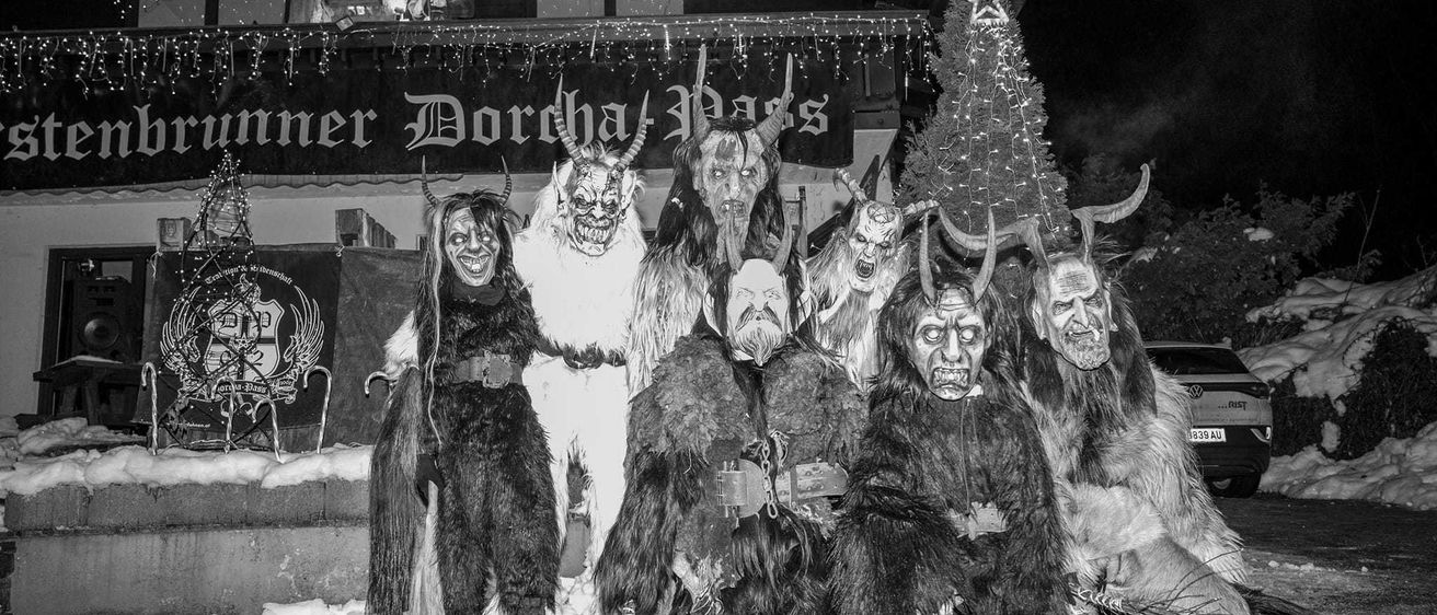 Bild enthält, Face, Person, Portrait, People, Adult, Female, Woman, Tree, Costume, Car